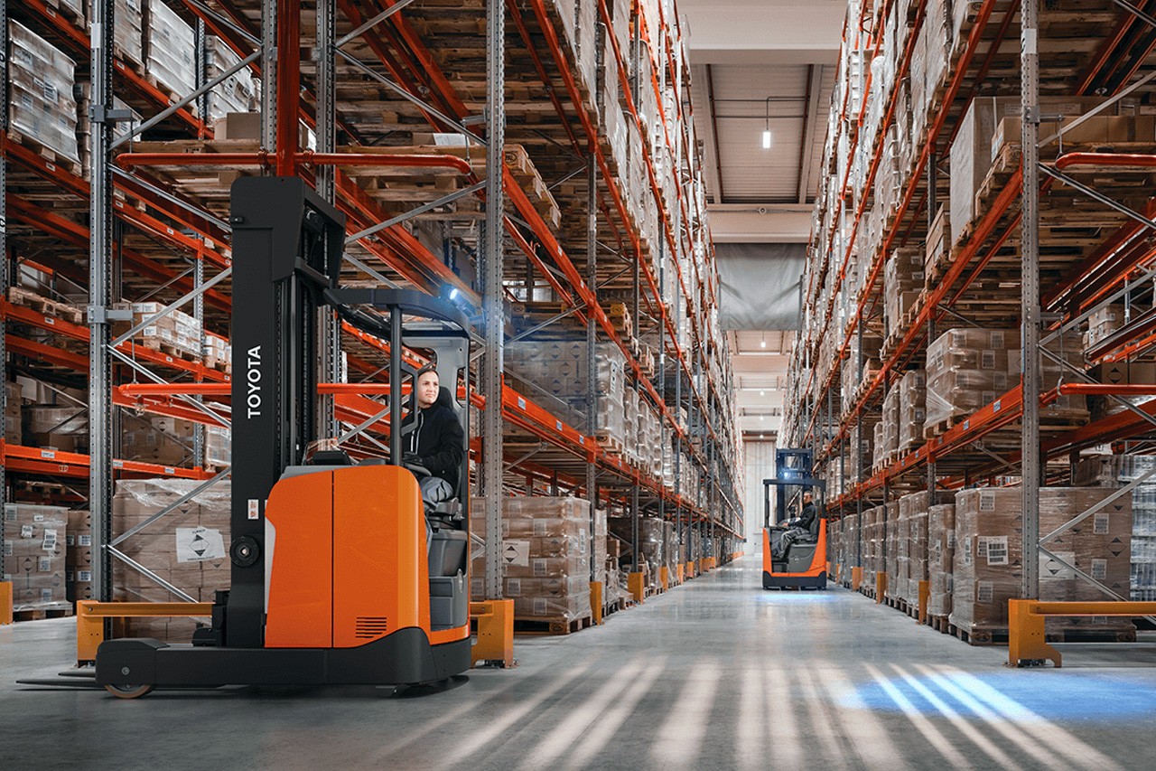 Toyota Moving Mast Reach Truck